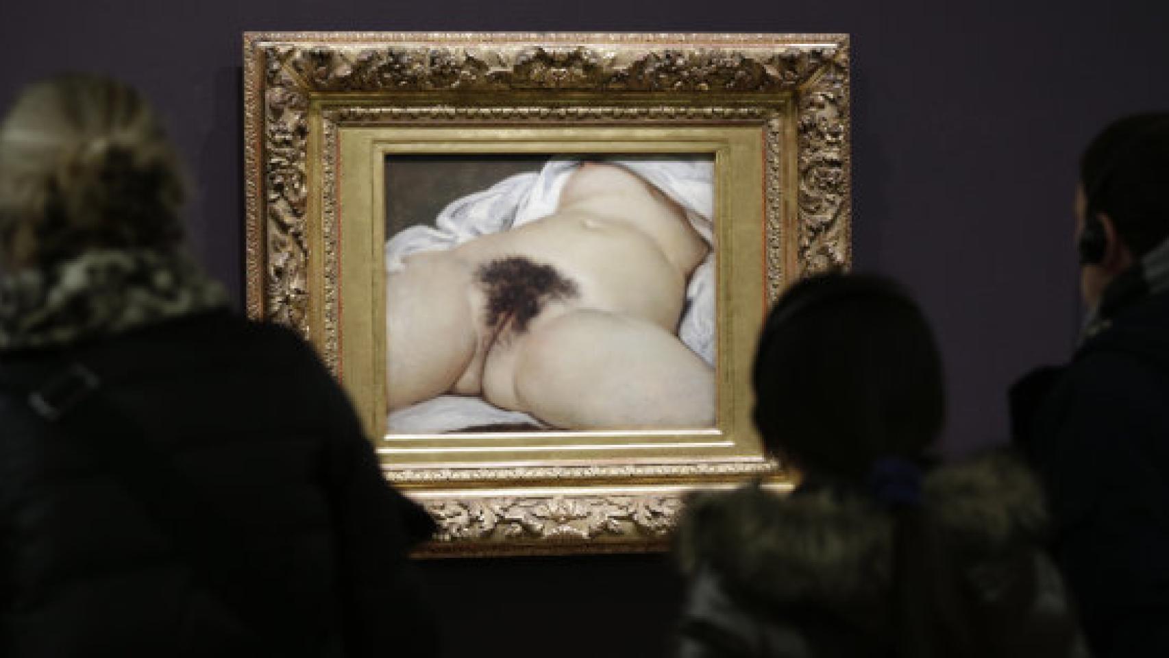 Visitantes observan 'El origen del mundo' en el Museo de Orsay.