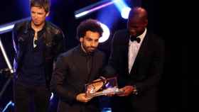 Salah recibe el premio por parte de Drogba.
