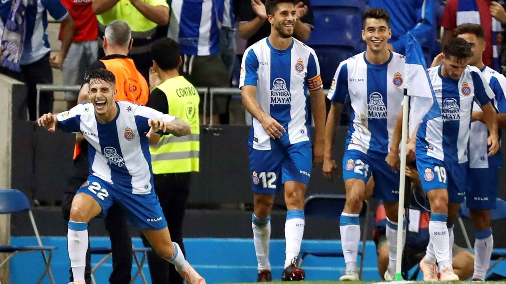 Los futbolistas del conjunto de Llobregat celebrando el gol