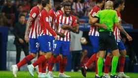 Los jugadores del Atlético celebran uno de los goles de su equipo