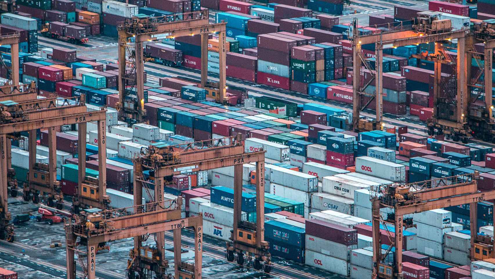 La conectividad 5G puede implementarse para optimizar la logística de un puerto marítimo.