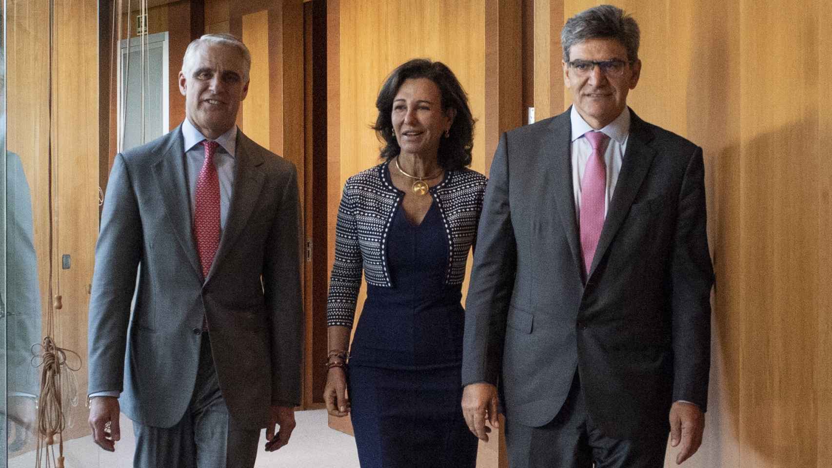 Andrea Orcel, nuevo CEO del Santander junto Ana Botín, la presidenta y el hasta ahora CEO, José Antonio Álvarez.