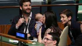 La primera ministra neozelandesa, con su bebé en la Asamblea de Naciones Unidas.