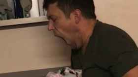 Un padre agotado confunde a su bebé con un montón de mantas y las acuna