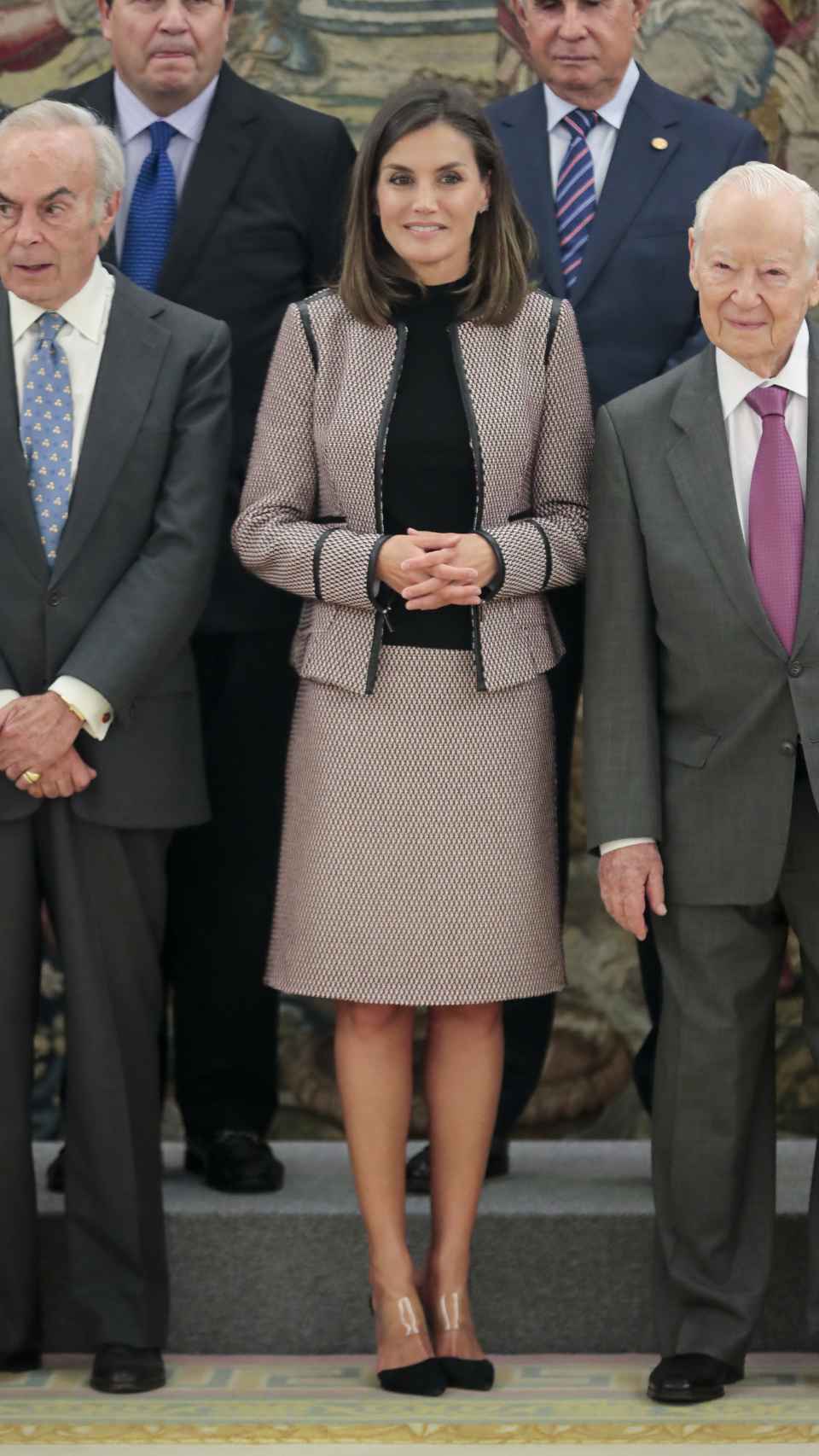 La reina Letizia y Carlos Zurita (a la izquierda) en el palacio de la Zarzuela.