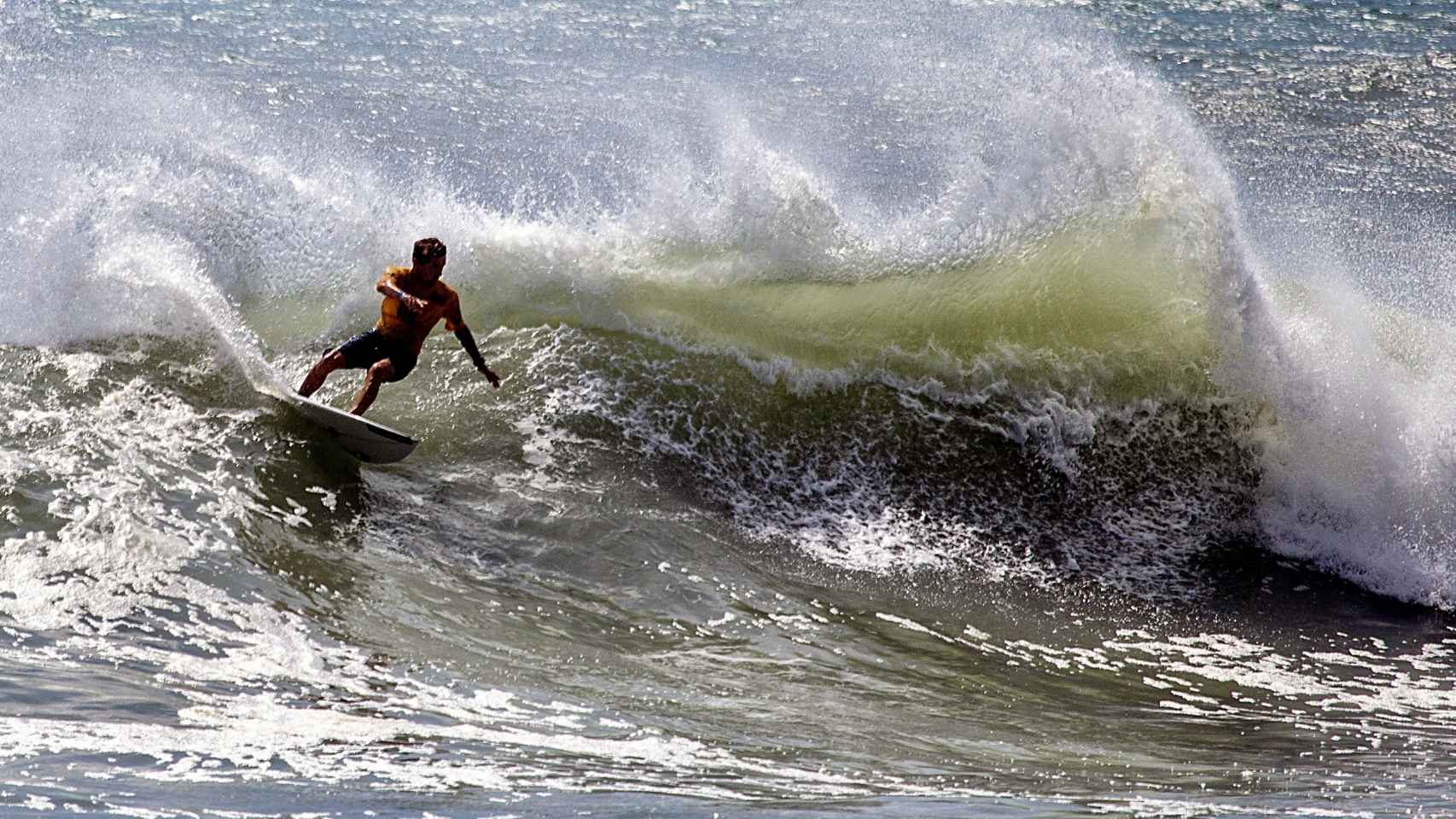 Vicente Romero, tras surfear una ola