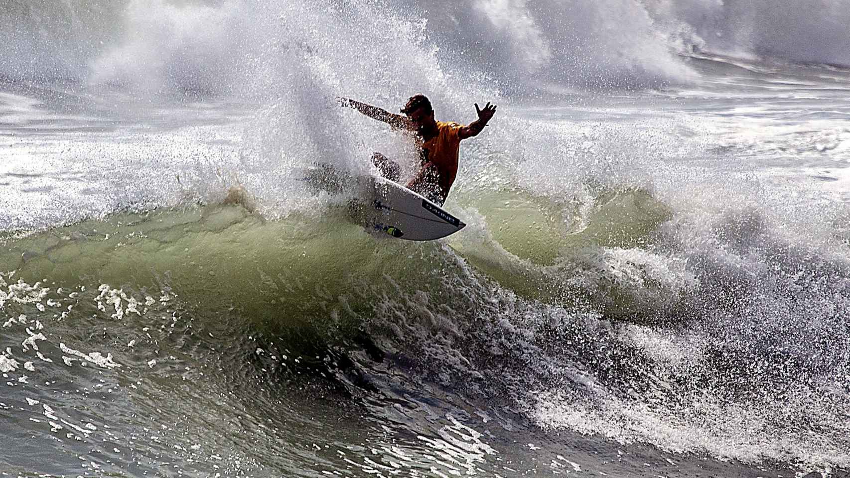 Vicente Romero surfeando una ola