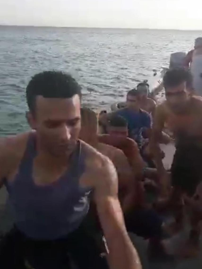 Inmigrantes de origen marroquí a bordo de una lancha como las que usan los narcotraficantes. Se trata de una captura de pantalla de uno de los vídeos que circulan por las redes sociales.