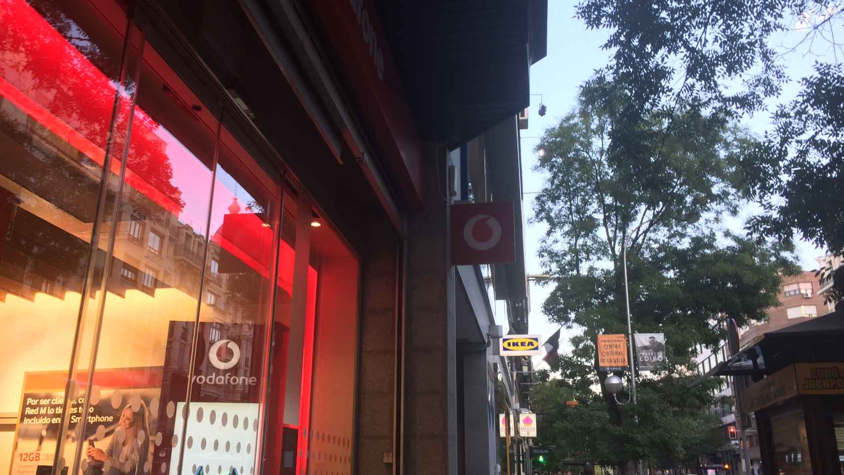 Escaparate de Vodafone en Goya