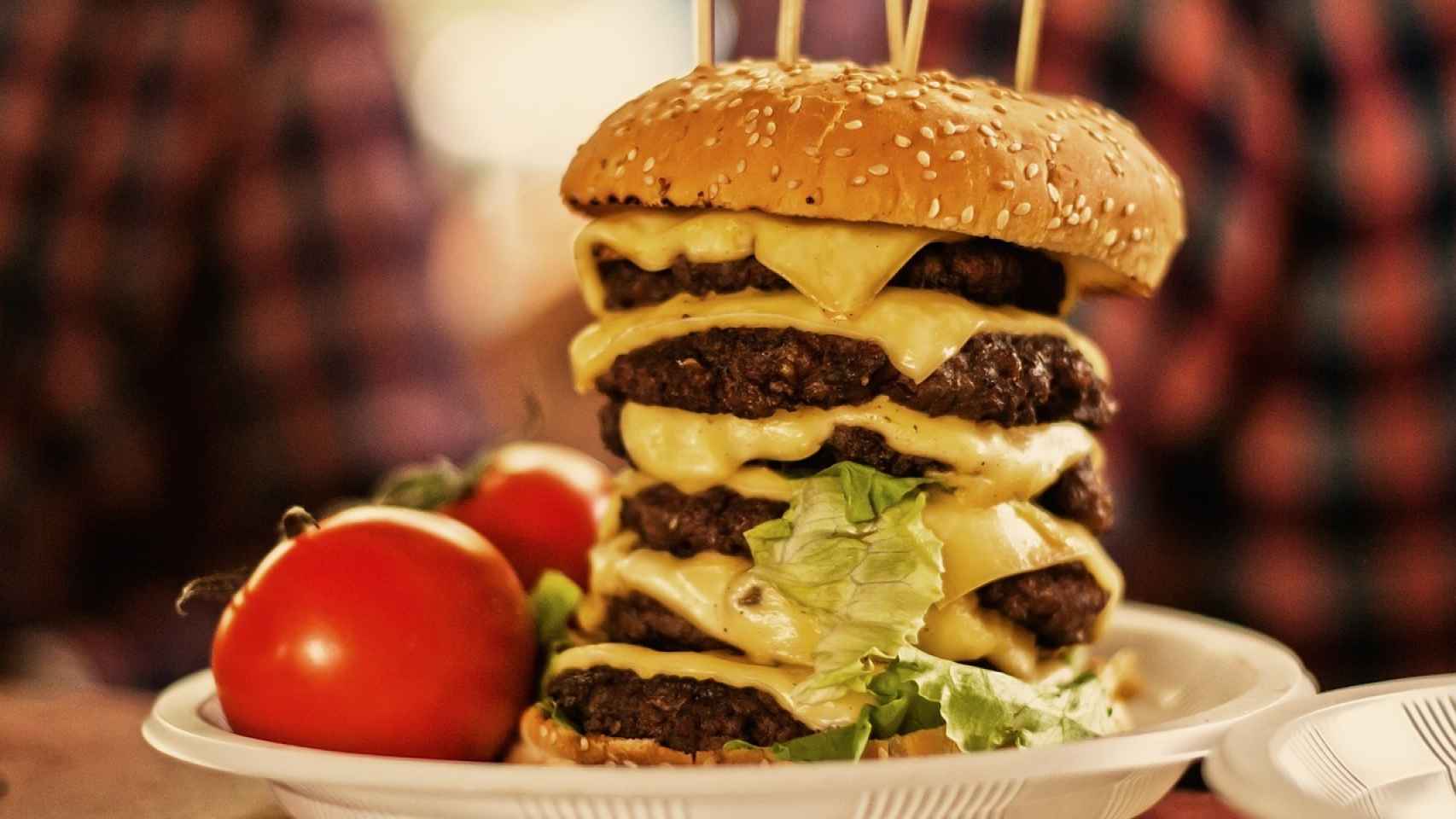 Una hamburguesa de cinco pisos elaborada con carne procesada.