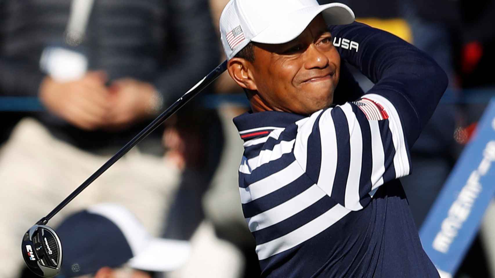 Tiger Woods durante una vuelta de entrenamiento en Le Golf National.