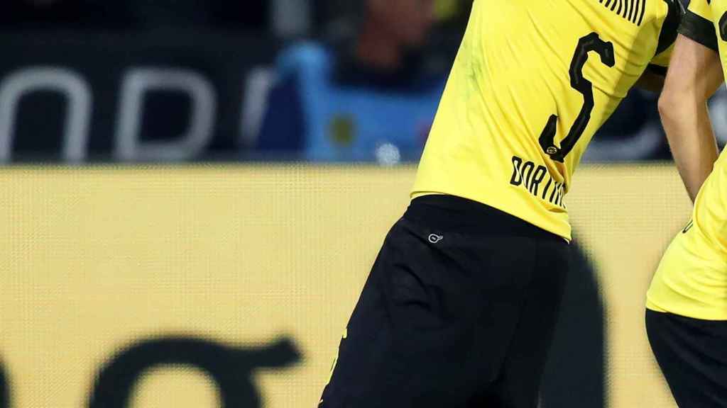 Achraf celebra su primer gol con el Borussia Dortmund
