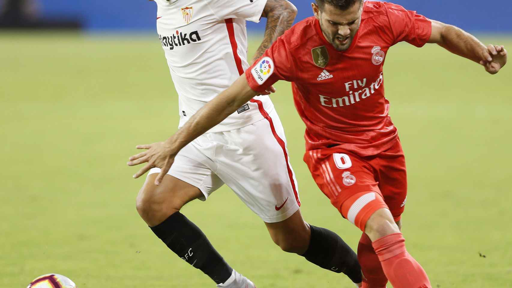 Nacho pelea por un balón con un jugador del Sevilla