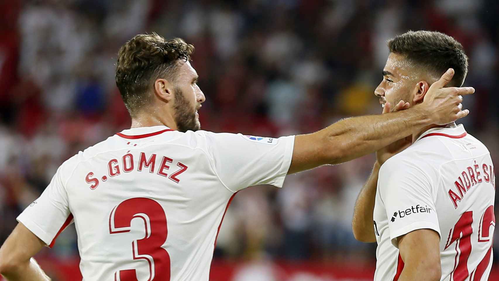Sergi Gómez felicia a André Silva celebra tras marcar ante el Real Madrid