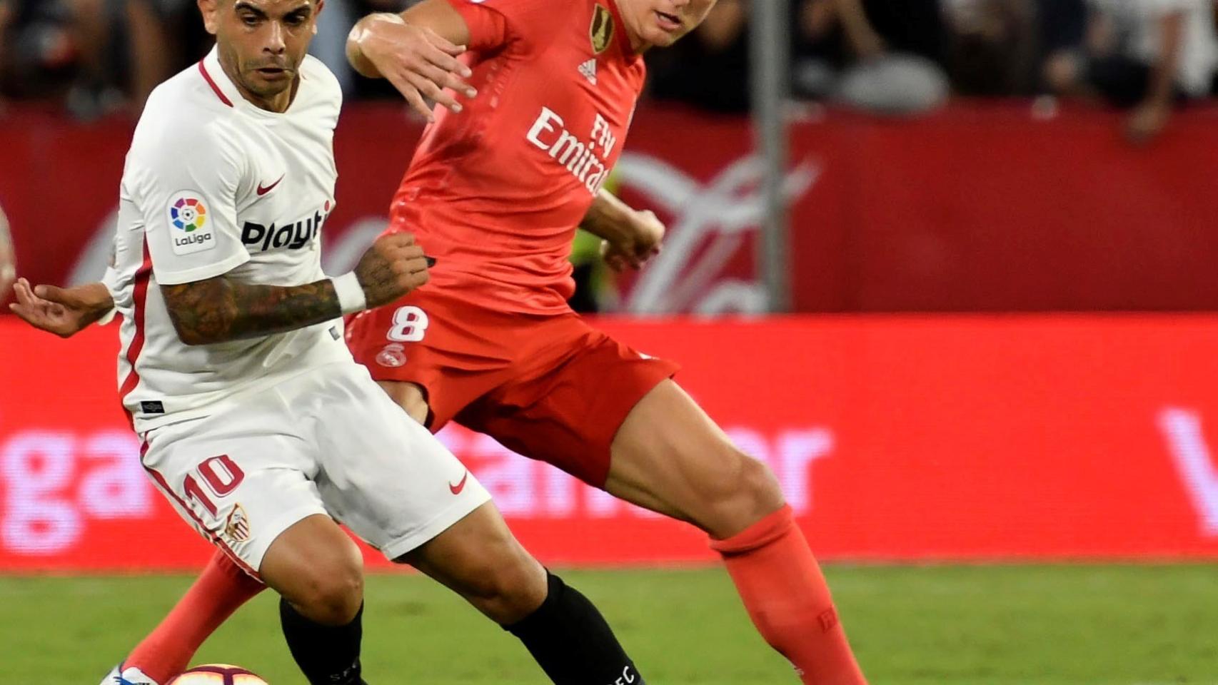 Éver Banega intenta controlar el balón ante el jugador alemán del Real Madrid, Toni Kroos