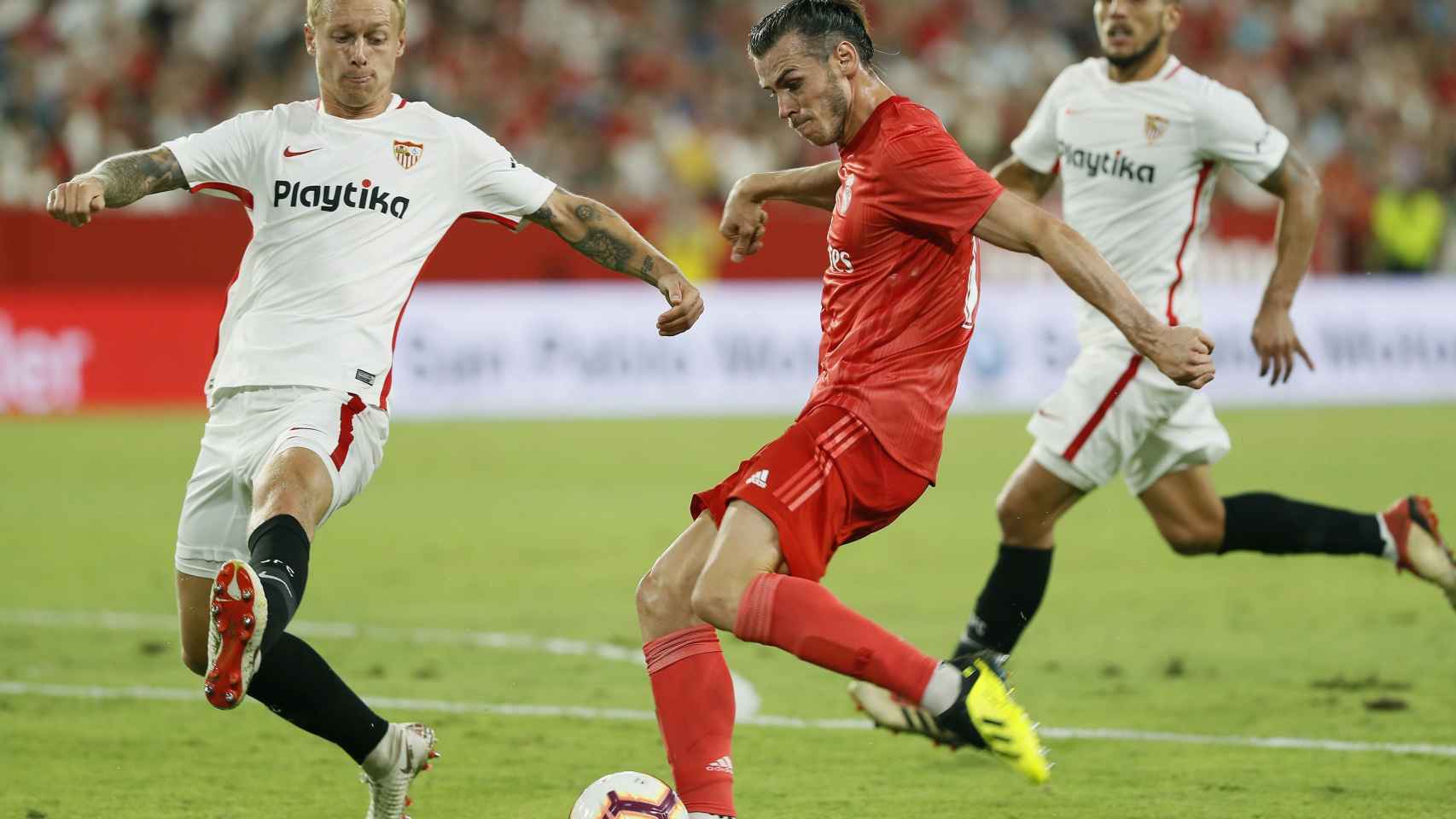 Gareth Bale se dispone a golpear el balón ante el defensa danés del Sevilla, Simon Kjaer