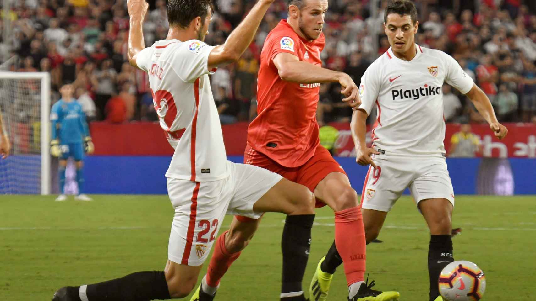 Gareth Bale intenta llevarse el balón ante los jugadores del Sevilla, el argentino Franco Vázquez y el francés Ben Yedder