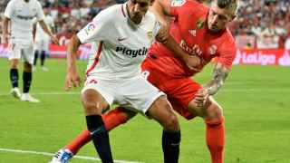 Jesús Navas protege el balón ante el jugador alemán del Real Madrid, Toni Kroos