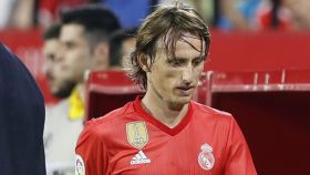 El centrocampista croata del Real Madrid, Luka Modric, abandona el terreno de juego tras ser sustituido