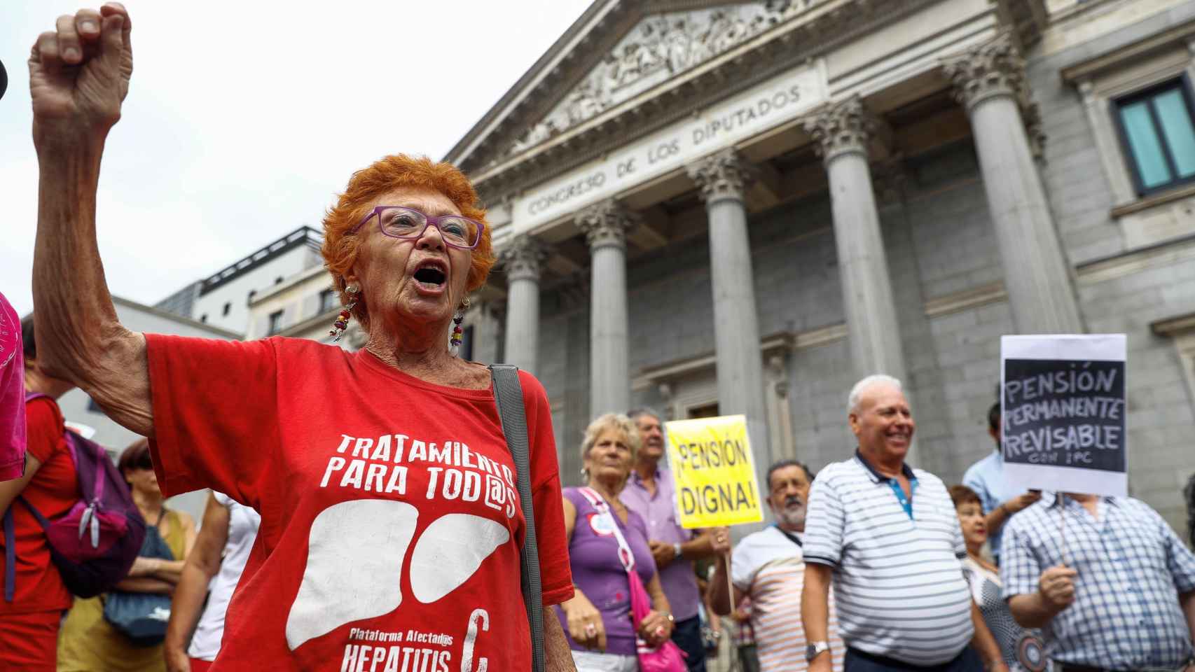 Cientos de pensionistas se manifiestan a las puertas del Congreso de los Diputados.