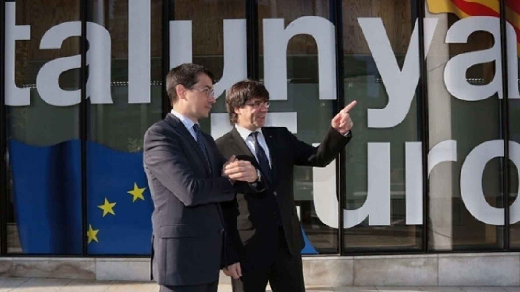 Puigdemont y Altafaj,  delegado de la Generalitat en Bruselas, ante la 'embajada' en Bélgica.