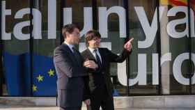 Puigdemont y Altafaj,  delegado de la Generalitat en Bruselas, ante la 'embajada' en Bélgica.