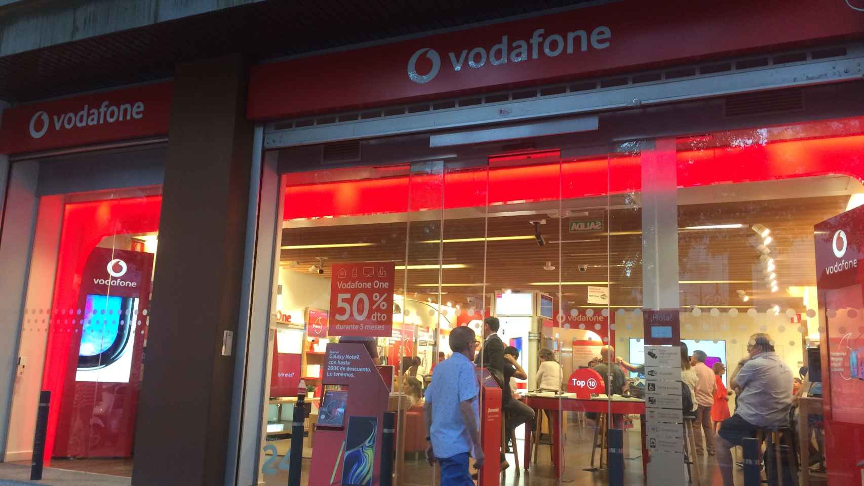 Tienda de Vodafone en el centro de Madrid, en una imagen de archivo.