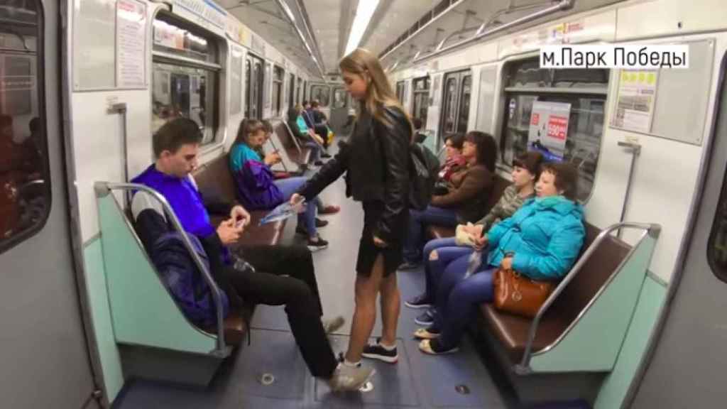 Feministas arrojan lejía a hombres en el metro para acabar con el 'manspreading'