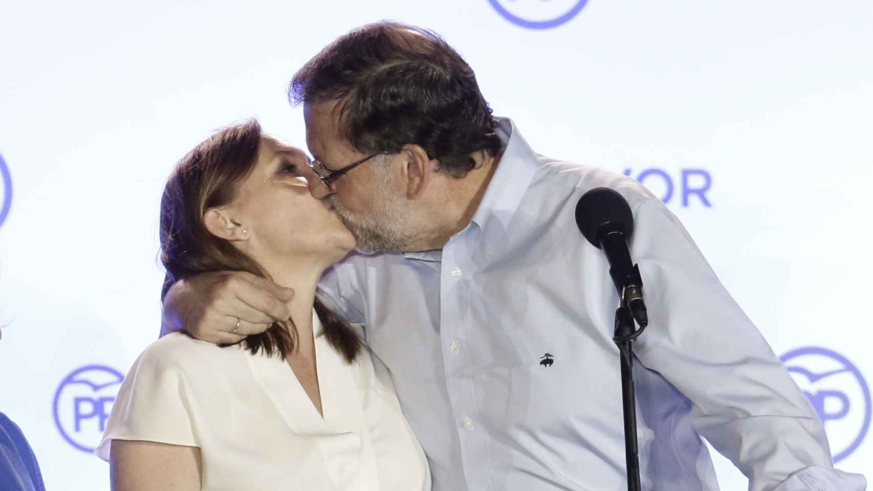 Mariano Rajoy y Elvira Fernánez se besan tras la victoria del mandatario político.