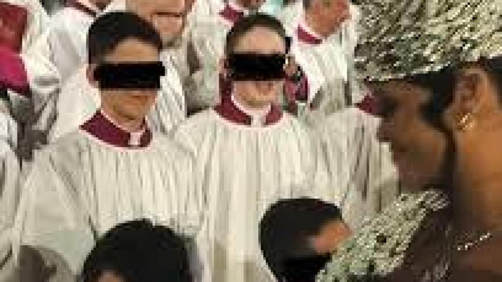 Rihanna junto a algunos miembros más jóvenes del Coro de la Capillla Sixtina.