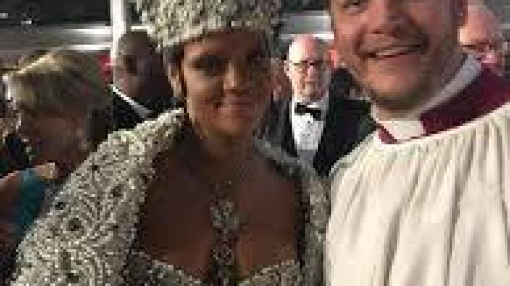 Rihanna en el MET junto a un integrante del Coro de la Capilla Sixtina.
