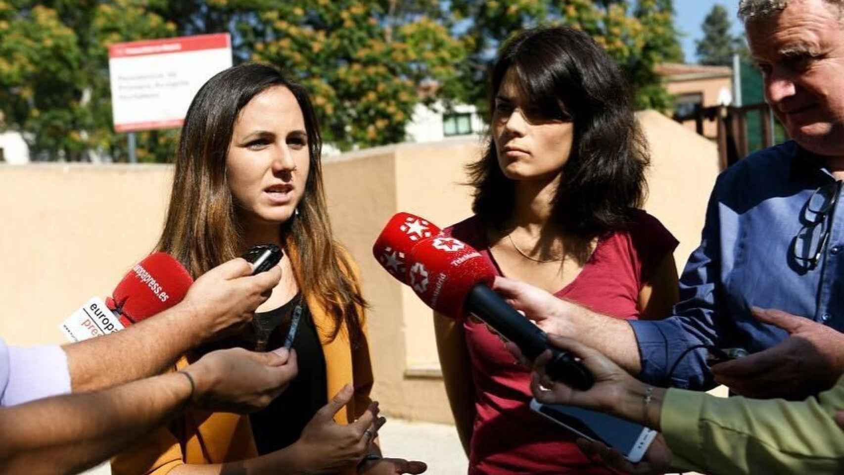 Ione Belarra, portavoz de Podemos en el Congreso, e Isabel Serra, diputada regional madrileña del partido morado.