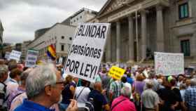 Cientos de jubilados a las puertas del Congreso exigen que el IPC en las pensiones quede fijado por ley.
