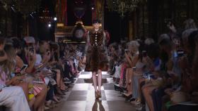 Desfile de Schiaparelli y Chaumet en París.