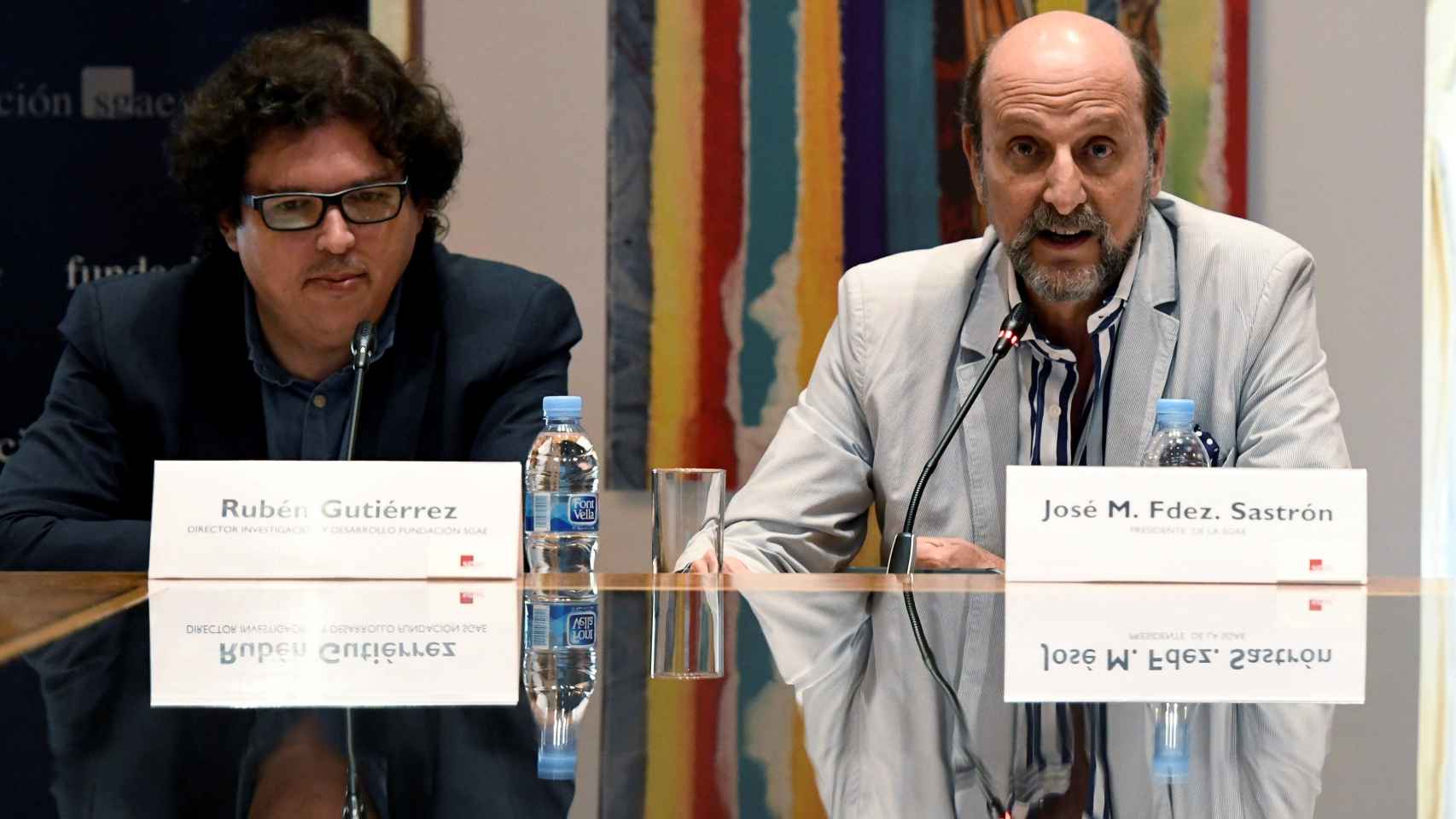 El presidente de la SGAE José Miguel Fernández Sastrón (d), y el director de Investigación de la SGAE Rubén Gutiérrez, durante la presentación del Anuario SGAE.