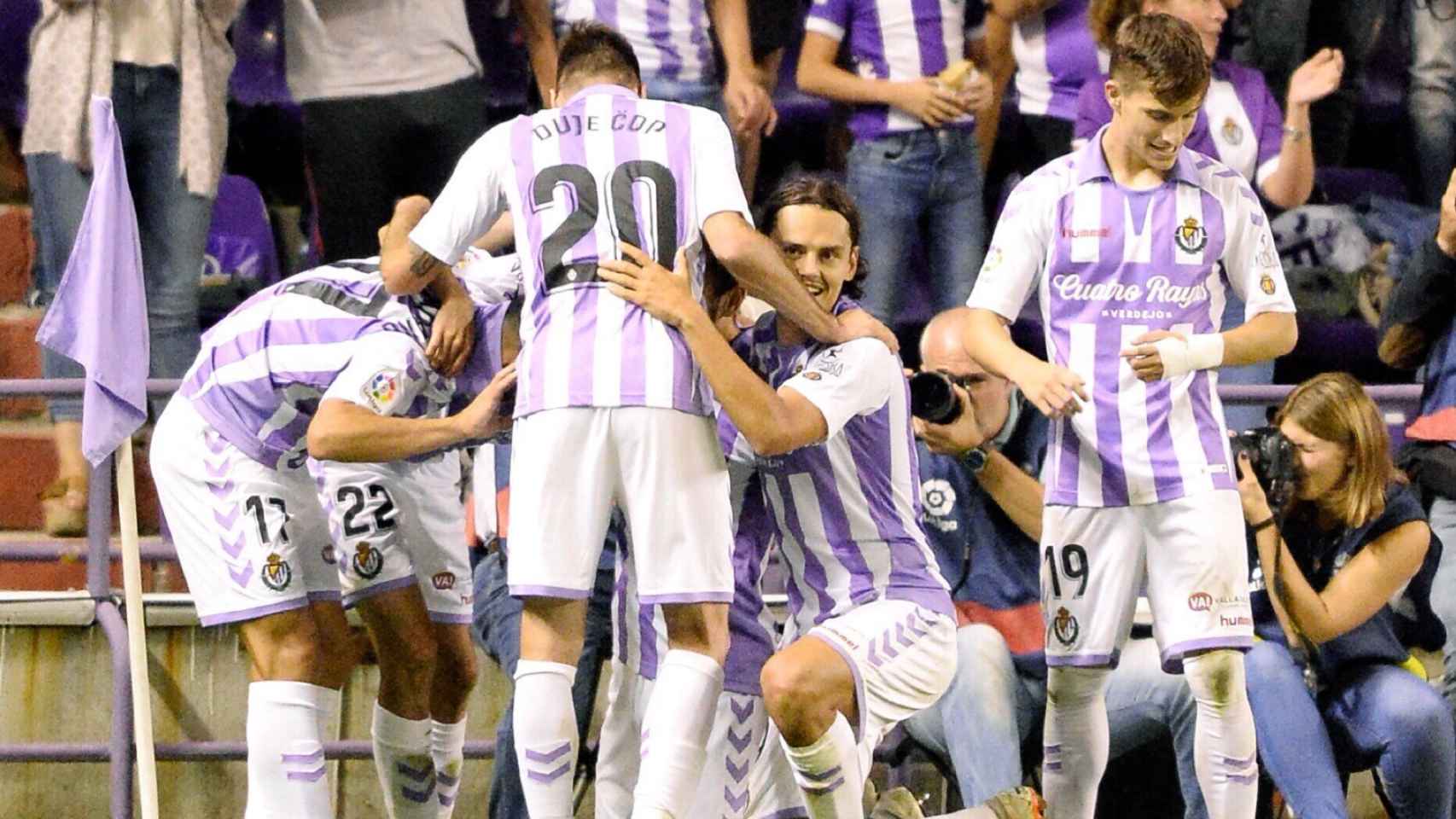 Los jugadores del Valladolid celebran un gol
