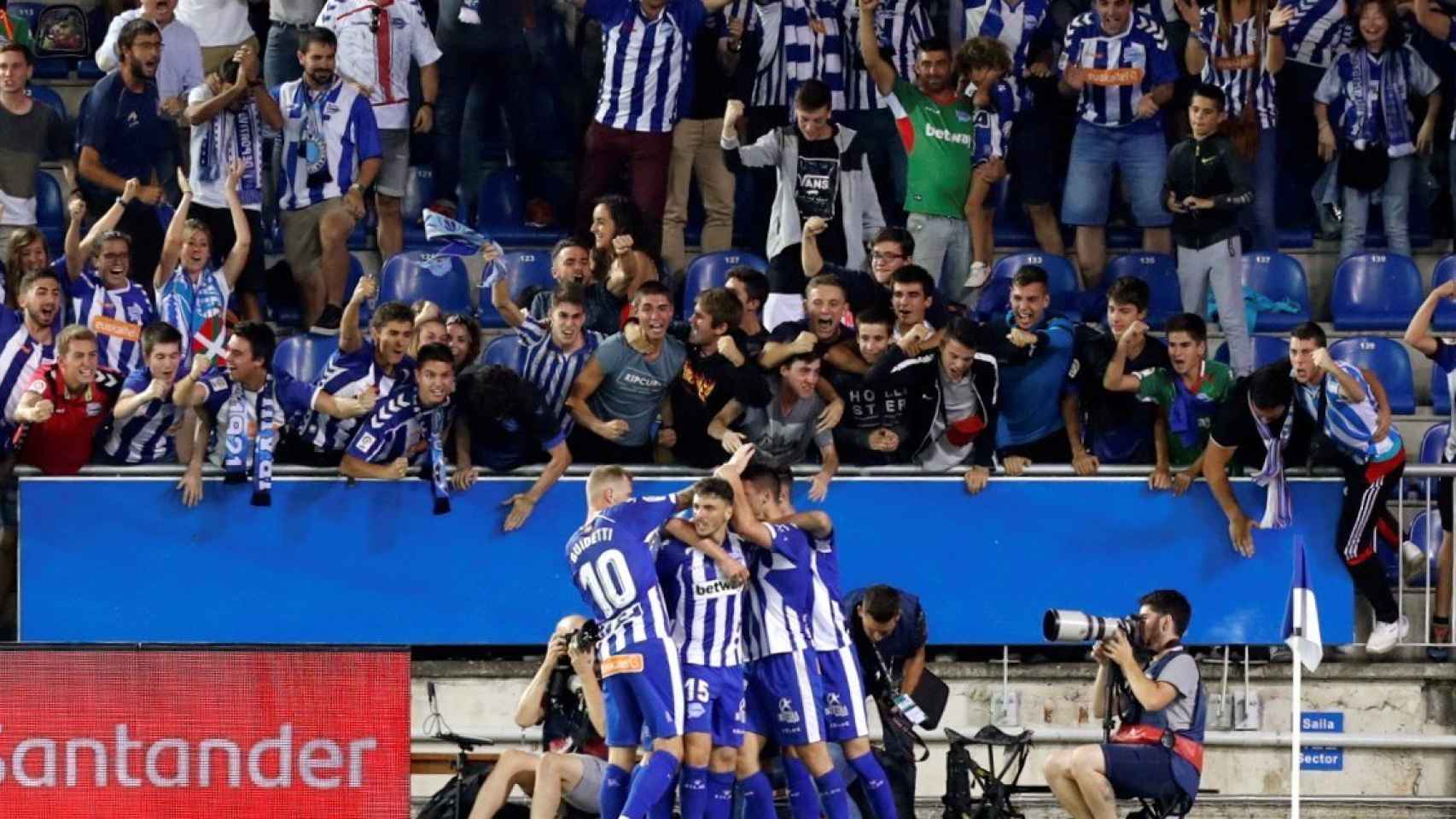 Los jugadores del Alavés celebrando un gol