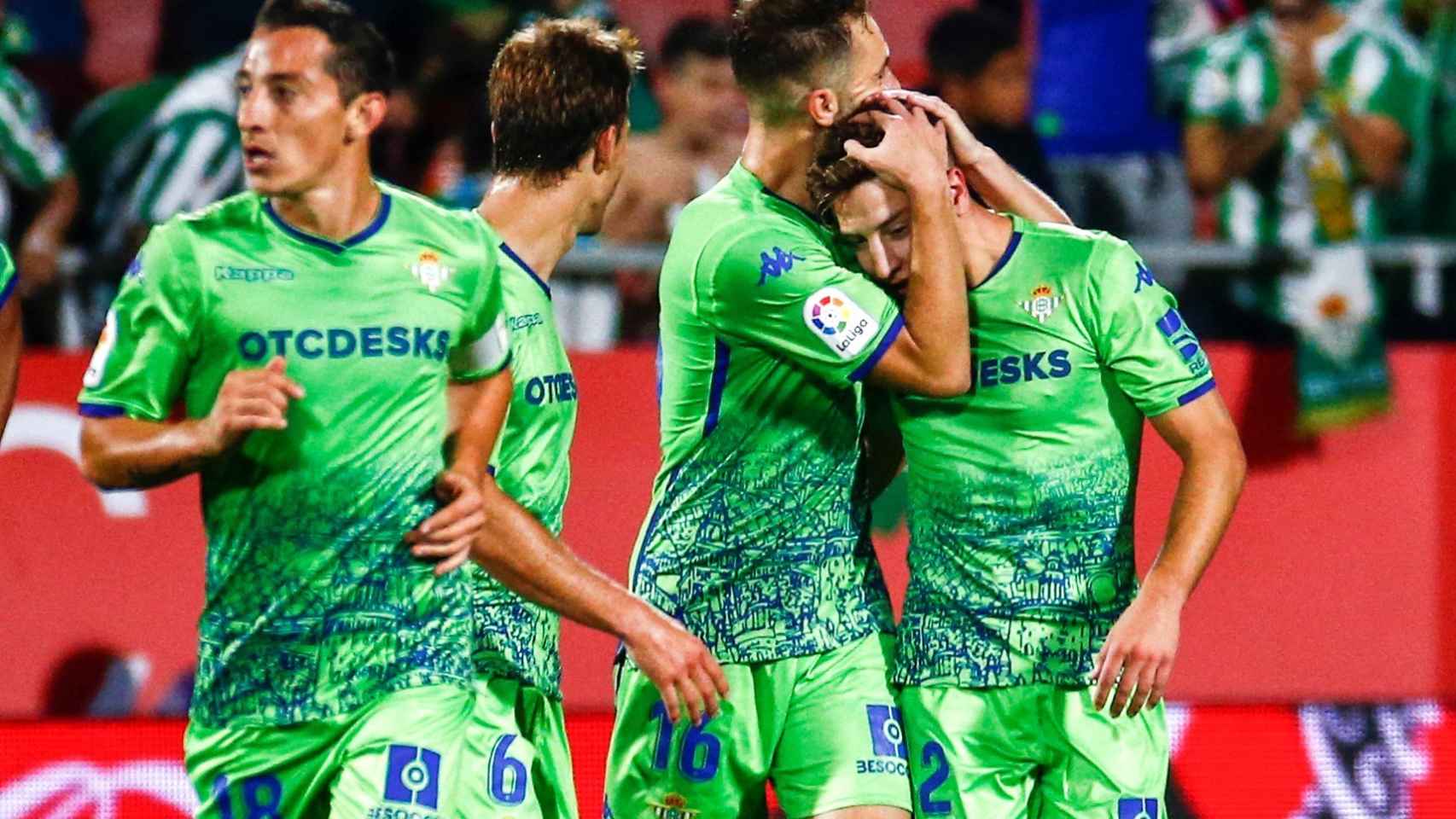 Los jugadores del Betis celebran el gol de la victoria ante el Girona