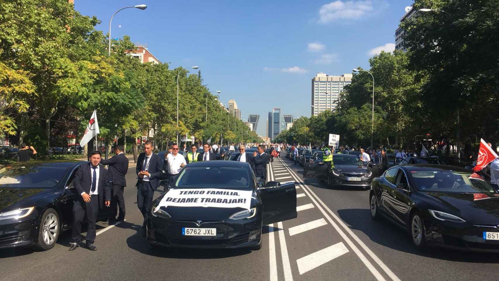 Conductores de Uber y Cabify cortan seis carriles del Paseo de la Castellana en Madrid.