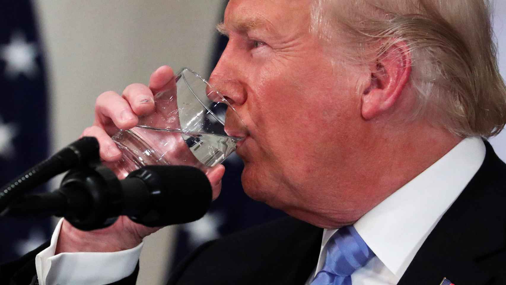 Donald Trump bebe agua durante una rueda de prensa este miércoles en la ONU.