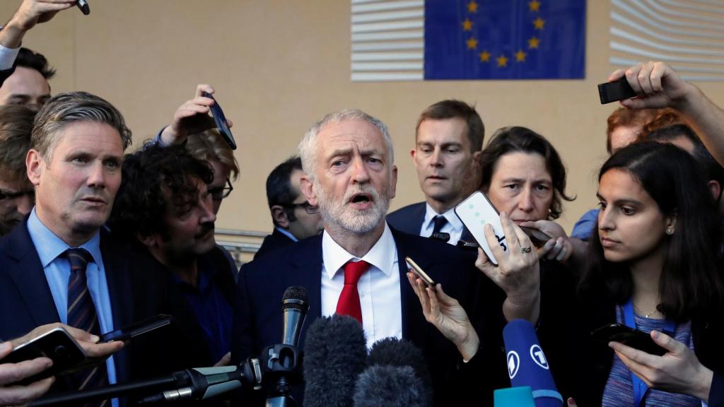 Jeremy Corbyn habla con la prensa tras reunirse con Michel Barnier