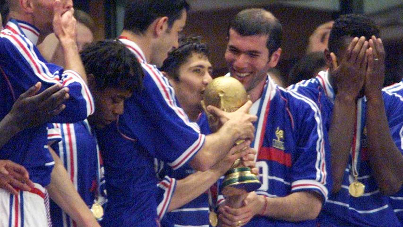 Zidane sujeta la Copa del Mundo tras ganar a Brasil.