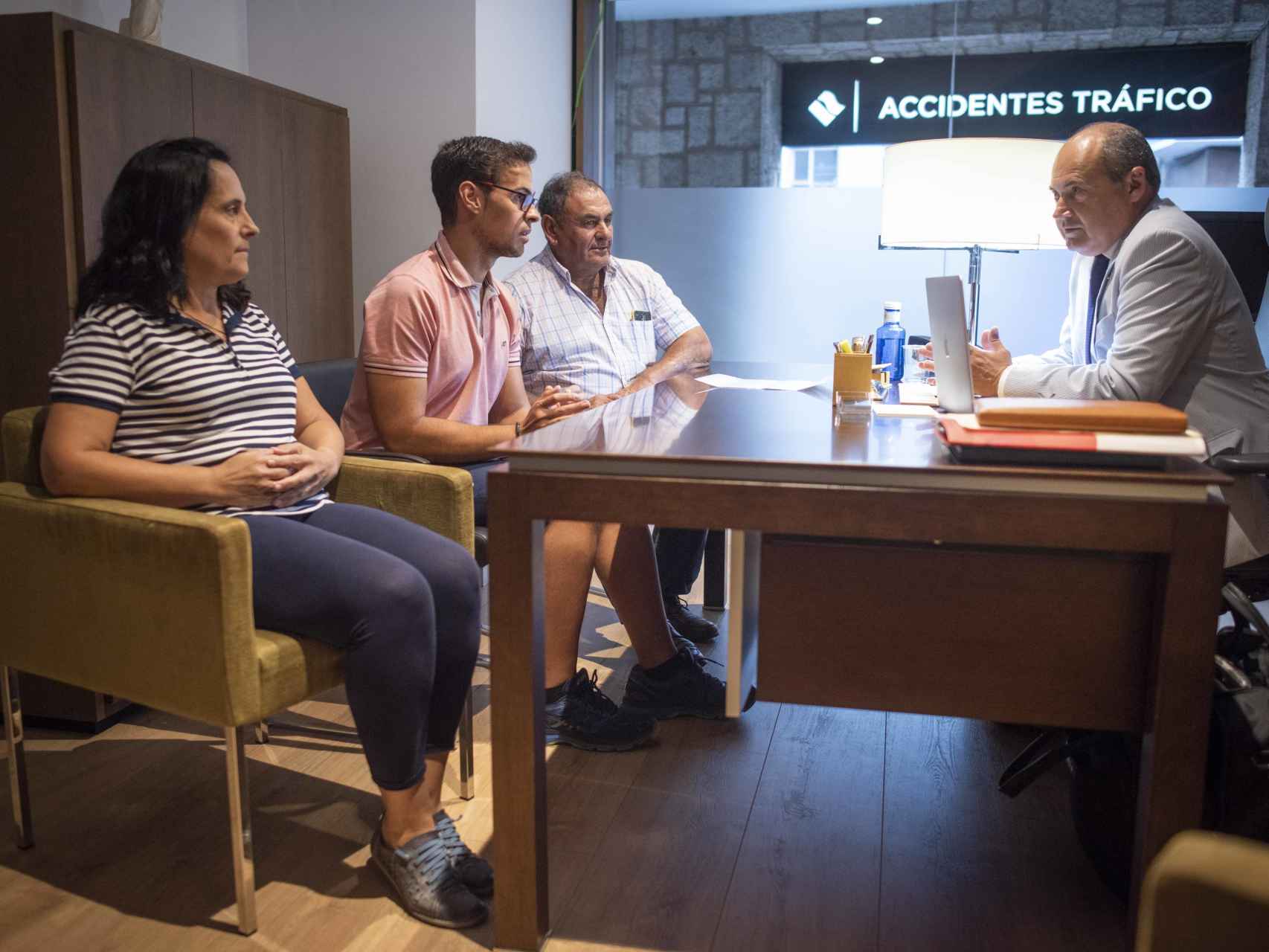 Los padres de Adrián Vázquez, Antonio y Pilar, tuvieron una cita este pasado jueves con su letrado, Luis Romero, doctor en Derecho Penal.