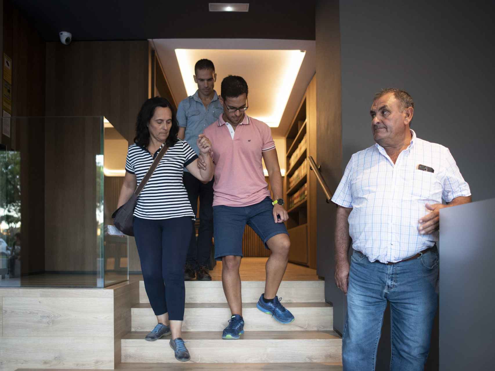La familia de Adrián Vázquez (centro) saliendo del despacho de su abogado.