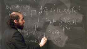 Grigori Perelman resolviendo uno de los problemas del milenio: la conjetura de Poincaré.