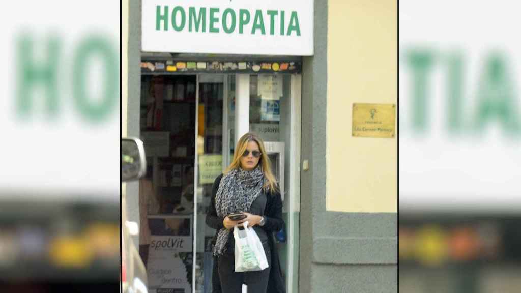 La actriz Amaia Salamanca después de comprar homeopatía en Burgos.