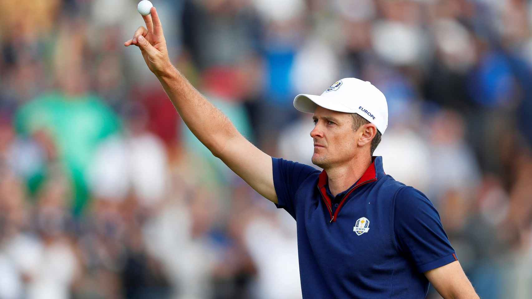 El golfista inglés del equipo europeo, Justin Rose, saluda al finalizar el noveno hoyo, durante la Ryder Cup 2018