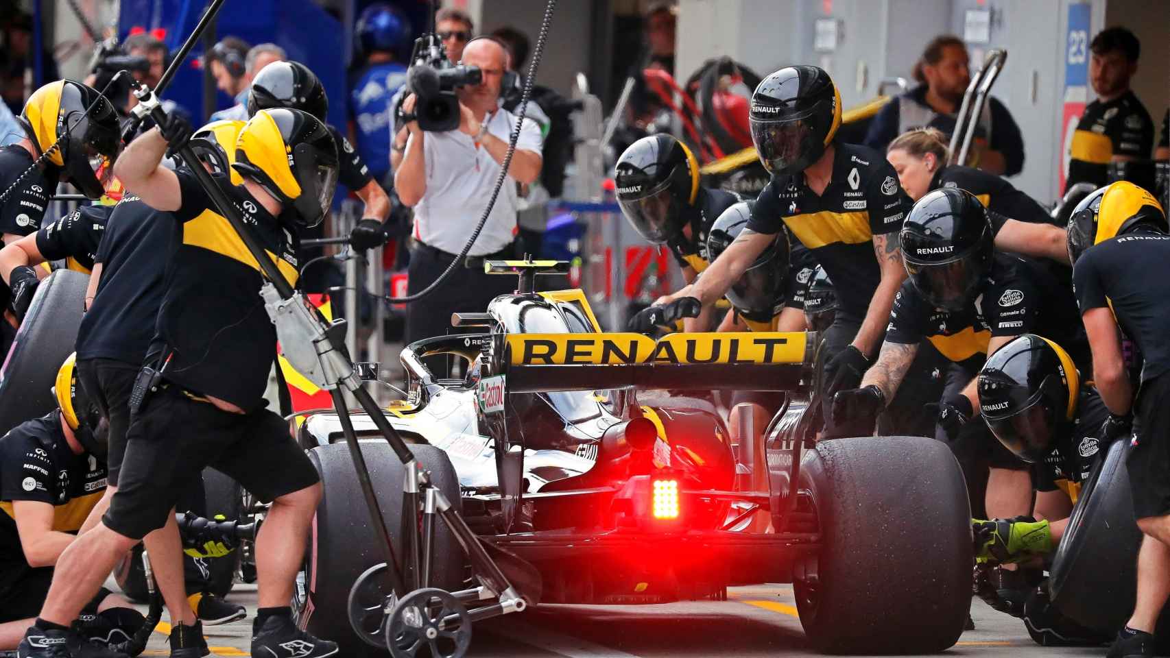 Carlos Sainz parando en boxes en el GP de Rusia