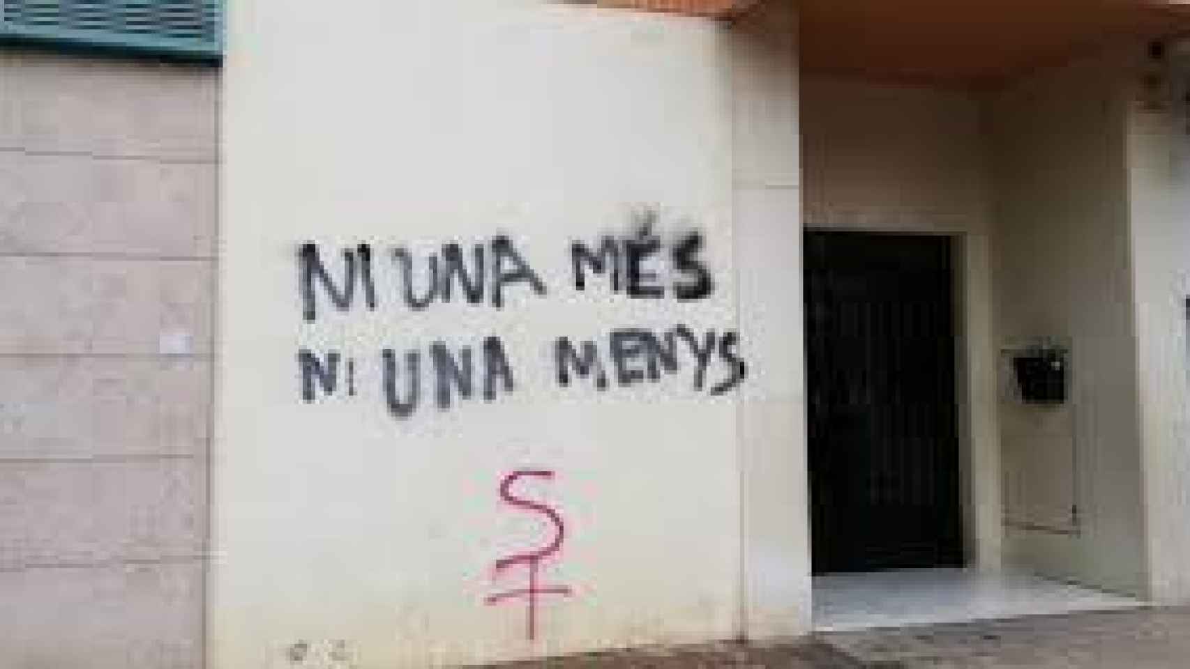 Pintada contra la violencia machista en el domicilio de las dos niñas asesinadas la semana pasada por su padre en Castellón.