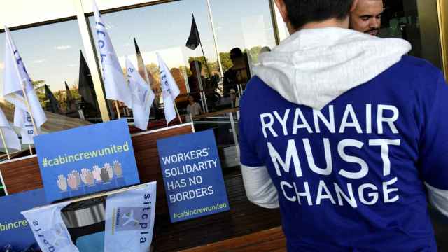 Varios trabajadores de Ryanair durante una huelga en Barajas.